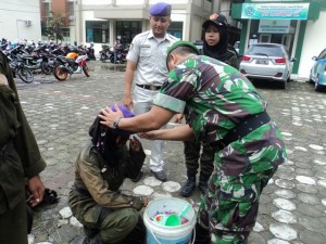 Instruktur dari TNI AD memakaikan Baret Ungu kepada peserta LATSAR.