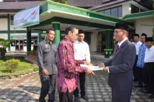 Bapak Wahyudin, SE menerima SK Pensiun dari Rektor IAIN