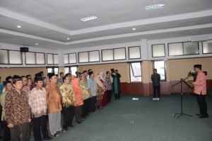 Rektor IAIN Dr. H. sumanta, M.Ag mengabil sumpah jabatan untuk para pejabat yang akan dilantik.