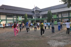 Aktivitas hari Jum'at pagi di halaman gedung Rektorat IAIN Syekh Nurjati Cirebon.