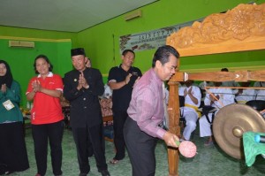 Wakil Rektor III Memukul Gong sebagai tanda dimulainya acara kejuaraan Pencak Silat Se-Jawa Barat