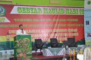 Dekan Fak. ITK. Dr. Ilman Nafi'a, M. Ag memberikan sambutan dalam acara Seminar Nasional " Islam Transnasional ".