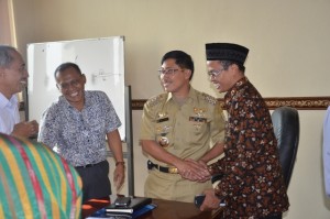 Dr. H. Adib, M. Ag (Warek II) dan rombongan beramah tamah uasai pembahasan KKM POS DAYA 2015 dengan Bupati Cirebon.