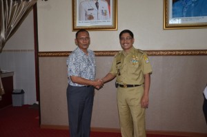 Dr. H. Bambang Yuniarto, M. Si Ketua LPPM IAIN Syekh Nurjati Cirebon berjabat tangan dengan Bupati Cirebon Drs. H. Sunjaya Purwadi Satra, M. Si.