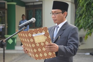Rektor IAIN Dr. H. Sumanta, M. Ag sebagai Inspektur Upacara.