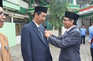 Rektor IAIN Dr. H. Sumanta, M. Ag menyematkan Satya Lencana Karya Satya kepada Dr. Sugianto, SH., MH.