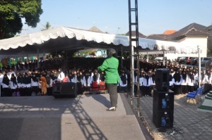 Peserta kuliah ta'aruf menyanyikan lagu Indonesia Raya.