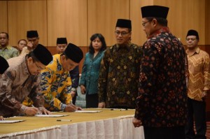 Penandatanganan SK Pelantikan Rektot Dr. H. Sumanta, M.Ag disaksikan oleh Menteri Agama dan Itjen Kemenag RI (Lukman Hakim Saifuddin dan M. Jasin).