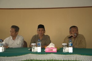 Dr. Saefuddin Zuhri, M.Ag mendampingi Rektor dan Kabiro IAIN yang baru dalam acara ramah tamah dengan Dosen dan Karyawan.
