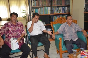 Rektor didampingi oleh Dekan Fak. ITK dan Dr. Sugianto, SH.,MH menerima tamu dari BAKTERIA.