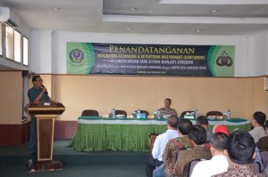 Rektor IAIN Dr. H. Sumanta, M.Ag memberikan sambutan dalam acara penandatanganan MoU.