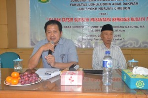 A. Opan Satari, M. Hum memberikan materi dalam acara Studium General Jurusan Ikmu Al-Qur'an dan Tafsir Fak. UAD.