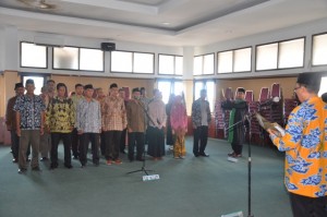 Rektor IAIN Dr. H. sumanta, M.Ag mengambil sumpah jabatan dalam acara pelantikan Kabag dan Kasubbag dilingkungan IAIN Syekh Nurjati Cirebon.