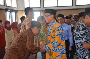Rektor IAIN dan Pejabat lain memberikan ucapan selamat kepada para Kabag dan Kasubbag yang dilantik.