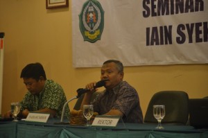 Kepala Biro AUAK Drs. H. Akso, M. Pd membuka acara Seminar Rencana Strategis IAIN Syekh Nurjati Cirebon Tahun 2015 di Hotel Patra Jasa.
