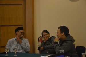Warek II Dr. H. Adib, M. Ag Konfrensi Pers dengan awak media dari Kabar Cirebon dan Cirebon Trust usai acara seminar.