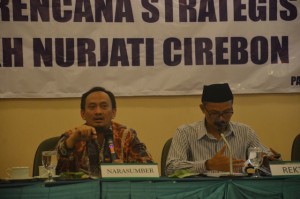 Prof. Dr. H. Moh. Isom Yusqi, MA sebagai Narasumber dalam acara Seminar Rencana Strategis IAIN Syekh Nurjati Cirebon Tahun 2015.