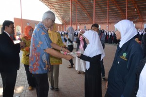 Direktur Pendidikan Madrasah Dr. H. Amin Haedari, M. Pd secara simbolis menyerahkan sertifikat PLPG kepada peserta.