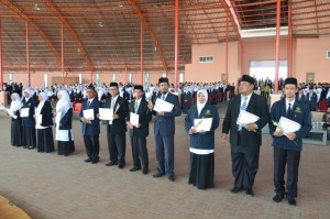 Perwakilan peserta dari setiap daerah secara simbolis menerima sertifakat pasca mengikuti kegiatan PLPG.