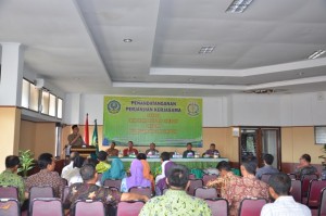 Rektor IAIN Dr. H. Sumanta, M.Ag memberikan sambutan pada acara Penandatanganan Kejasama.