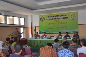 Kajari Kota Cirebon memberikan sambutan pada acara penandatangan kerjasama.