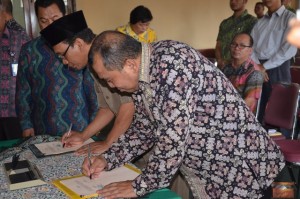 Dr. H. Sumanta, M. Ag dan H. JJ. Budi Prastio, SH., MH menandatangani Nota Kesepahaman MoU.