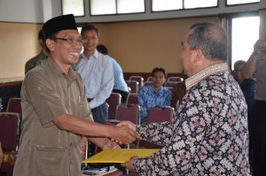 Rektor IAIN Syekh Nurjati Cirebon dan Kajari Kota Cirebon serah terima Nota Kesepahaman MoU yang sudah ditandatangani.