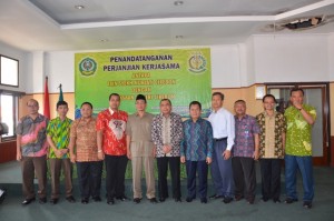Foto bersama antara Pejabat IAIN dan Kejaksaan Negeri Kota Cirebon.