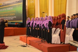 UKM PSM Voice menyanyaikan lagu Indonesia Raya, Mars IAIN dan lagu daerah dalam acara Wisuda Sarjana & Nagister ke-XI.