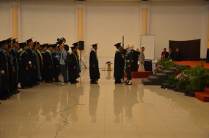 Prosesi memasuki mimbar upacara dipandu oleh Pedel Man Drs. Tohidin, M.Pd.