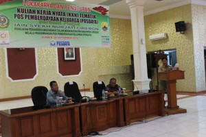 Bupati Cirebon memberikan sambutan dalam acara Lokakarya sekaligus menutup acara KKN Tematik & POSDAYA Berbasis Masjid Tahun 2015 di Pendopo Kabupaten Cirebon, di dampingi oleh Warek III Dr. H. Farihin, M. PD dan Ketua LPPM Dr. H. Bambang Yuniarto, M. Si.