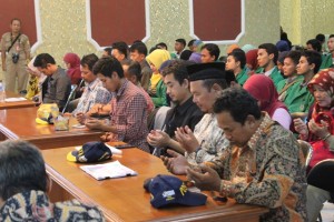 Peserta Lokakarya dan Penutupan KKN berdoa bersama dengan berakhirnya kegiatan KKN selama kurang lebih 2(dua) bulan di beberapa Kecamatan yang berada di Wilayah Kabupaten Cirebon.