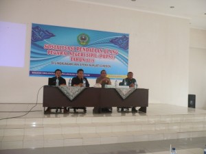 Rektor IAIN Dr. H. Sumanta, M. Ag dan Kepala Biro AUAK Drs. H. Akso, M. Pd mendampingi pemateri dari Biro Kepegawaian Kementerian Agama RI Jakarta.