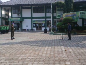 Warek II Dr. H. Adib, M. Ag melepas peserta KKN Tematik dan POSDAYA Berbasis Masjid tahun 2015 di halaman Rektorat IAIN Syekh Nurjati Cirebon.