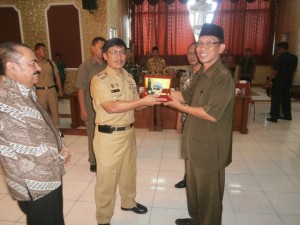 Rektor IAIN Dr. H. Sumanta, M. Ag menyerahkan Cenderamata kepada Bupati Cirebon Drs. H. Sunjaya Purwadi Sastra, M. Si.