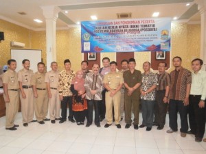 Rektor IAIN dan Bupati Cirebon berpose beserta jajarannya usai acara penyambutan dan penerimaan peserta KKN.