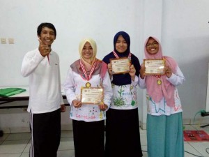 Ananda Imas Nita Nopia dan Siti Khaerunnisa berpose dengan sesama peserta usai penerimaan mendali dan sertifikat.