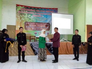 Mahasiswa PGRA IAIN Syekh Nurjati Cirebon menerima mendali dan Sertifikat di Auditorium UPI Kota Tasikmalaya.