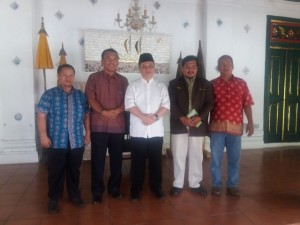 PRA. Arief Natadiningrat, Prof. Dr. H. Jamali, M. Ag, Dr. Makhrus, M. Ag, Tohirin, S. Ag., S.Ip., Saeful Badar, MA foto bersama usai acara Audiensi.