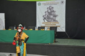 Tari Tradisional Topeng Cirebon sebagai pembuka acara Leadership School DEMA FSEI.