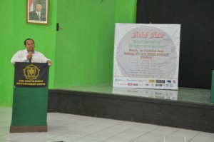 Wakil Dekan III Fak. SEI DR. Abdul Azis, M. Ag memberikan sambutan pada acara Leadership School DEMA FSEI.