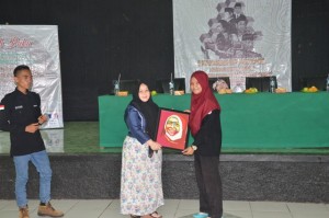 Raja Ratu Arimbi menerima lukisan dari salah satu panitia Leadership School di Gedung ICC IAIN Syekh Nurjati Cirebon.