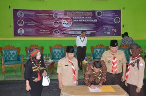 Ekky Bahtiar Ketua BPC HIPMI Kab. Cirebon salah satu tokoh yang menandatangani Pernyataan Sikap dalam acara seminar Radikalisme dan Kebangsaan.
