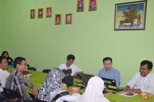 Dekan FUAD Dr. Hajam, M. Ag bserta Kepala Perpustakaan IAIN Syekh NUrjati Cirebon mendampingi Narasumber Wandi Purnama dalam acara sosialisasi e-Journal Internasional.