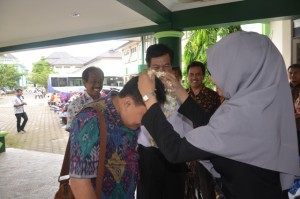 Pengalungan Bunga Oleh Finalis Juara I Putri IAIN Syekh Nurjati Cirebon Tahun 2014.