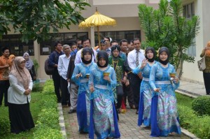 Tim Assesor BAN-PT disambut dengan Tarian Tradisional Adat CIrebon Jawa Barat yang diperankan oleh Mahasiswa PGMI IAIN Syekh Nurjati Cirebon.