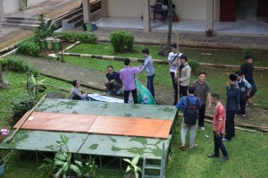 Mahasiswa Jurusan PAI bergotong royong membuat panggung guna menyambut Tim Assesor BAN-PT.