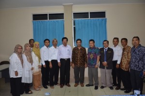 Foto bersama pasca kegiatan Visitasi dan Akreditasi Jurusan PGMI FITK.