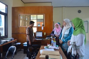Assesor Nurlena Rifai, Dra., MA.,Ph.D berdialog dengan pengelola Pusat Pengembangan Bahasa (PPB) yang merupalan salah satu Program unggulan IAIN Syekh Nurjati Cirebon.