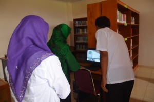 Tim Assesor BAN-PT melihat Software Aplikasi Program-Senayan Library Information Management System (SLIMS) versi Meranti pada Perpustakaan Pascasarjana IAIN Syekh Nurjati Cirebon.